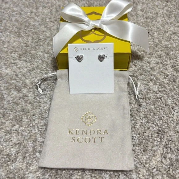 NWT Kendra Scott Holland Silver Heart Stud Earrings In White Cubic Zirconia - Picture 5 of 6